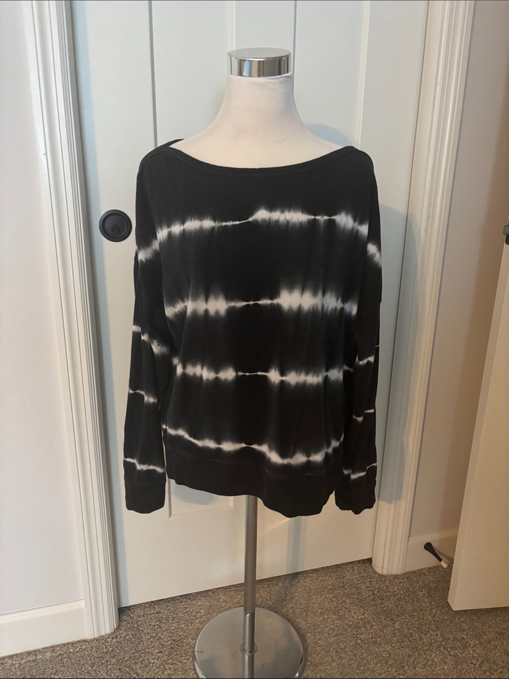 Sundry Black & White Tie-Dye Boatneck Women's Top